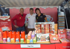 Ad Koops, Arthur Zwart en Sofie Vanhove bij Yogi Tea.